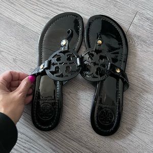 Tory Burch patent leather flip flops- black